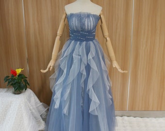 Blaues trägerloses Ballkleid, Abendkleid mit unregelmäßigem Rock, ärmelloses Partykleid, perlenbesetztes Geburtstagskleid, glitzerndes Abschlusskleid