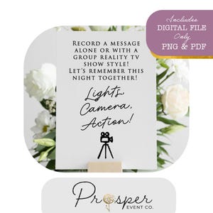 Könnte beinhalten: Ein weißes Schild mit dem Text „Lights, Camera, Action!“ und einer Filmkamera-Illustration. Das Schild enthält auch den Text „Nimm eine Nachricht allein oder im Reality-TV-Show-Stil auf!“ und „Lasst uns diese Nacht gemeinsam erinnern!“