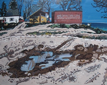 Könnte beinhalten: Ein Gemälde, das eine Landschaft mit drei Häusern, einem Feldweg und einer großen Pfütze Wasser zeigt. Die Häuser sind in Gelb-, Rot- und Weißtönen gemalt. Der Feldweg ist braun und gewunden. Die Pfütze Wasser ist blau und spiegelt den Himmel wider.