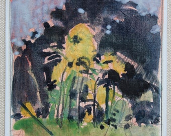 Könnte beinhalten: Quadratische Aquarellmalerei einer Landschaft mit gelben Blumen, grünem Gras und dunklen Bäumen. Der Himmel ist eine Mischung aus Rosa, Blau und Grau. Das Gemälde befindet sich auf einer weißen quadratischen Fliese mit einem dünnen rosa Rand.