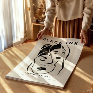 Op de afbeelding: Een zwart-witte abstracte kunstprint met de tekst "Black Ink Abstract Gallery" en de titel "Black Ink".