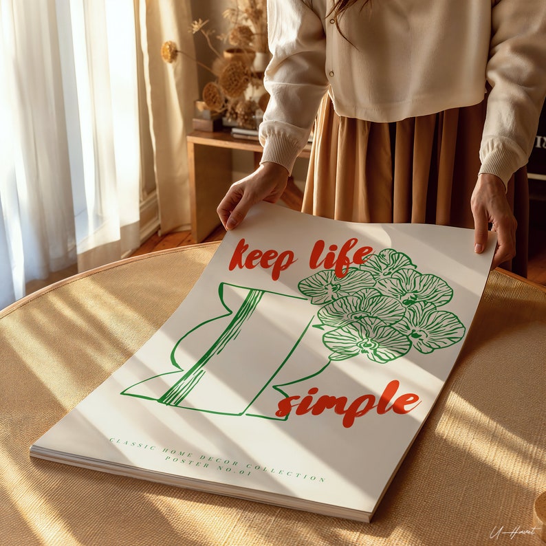 Op de afbeelding: Een witte poster met groene en rode tekst die "keep life simple" zegt. De poster heeft een groene illustratie van orchidee&euml;n in een vaas. De poster maakt deel uit van een klassieke collectie voor thuisdecoratie.