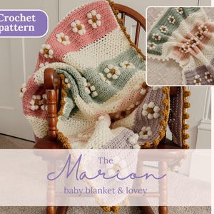Può includere: Una copertina e un bavaglino per neonato all'uncinetto in tonalità rosa, verde, bianco e viola con un motivo a margherita. La copertina è appoggiata su una sedia di legno e il testo "The Marion baby blanket & lovey" è visibile.