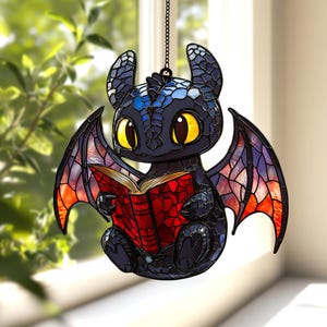 Zahnloser Drache, der ein Buch liest Acryl Suncatcher - Glasmalerei-Fensteraufhänger mit niedlichem Baby-Drachen, der ein Buch liest, Geschenk für Leser