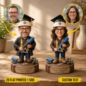 Peut inclure: Deux figurines bobblehead personnalisées représentant un ingénieur avec des lunettes, portant un casque de chantier, une toque de diplômé, une veste et tenant un tube à plans. La base imite le bois avec une plaque gravée : Trust me, I'm an Engineer Degree: Constructed Class of 2026.