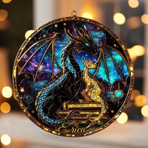 Ornamento piatto in acrilico 2D a forma di drago della quarta ala, acchiappasole in vetro colorato finto