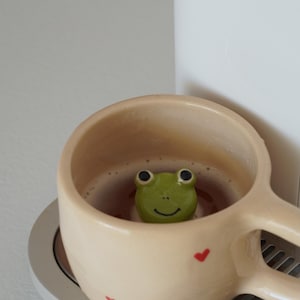 Verträumte Frosch-Tasse - Handgemachte Frosch-Tasse aus Porzellan