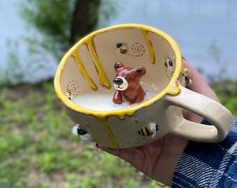 Handgemaakte mok honingbeer: porseleinen bijenkop met 3D-beer