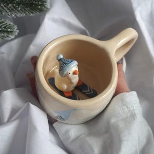 Ręcznie robiony kubek z gęsią i nartami | Ceramiczny kubek z motywem zimowych zwierząt (200 ml)