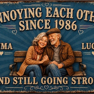 K&ouml;nnte beinhalten: Ein rechteckiges Metallschild mit blauem Strahlenhintergrund und einer Illustration eines &auml;lteren Paares auf einer Bank. Der Text lautet: ANNOYING EACH OTHER SINCE 1986, EMMA, LUCAS, AND STILL GOING STRONG, verziert mit kleinen Herzsymbolen.