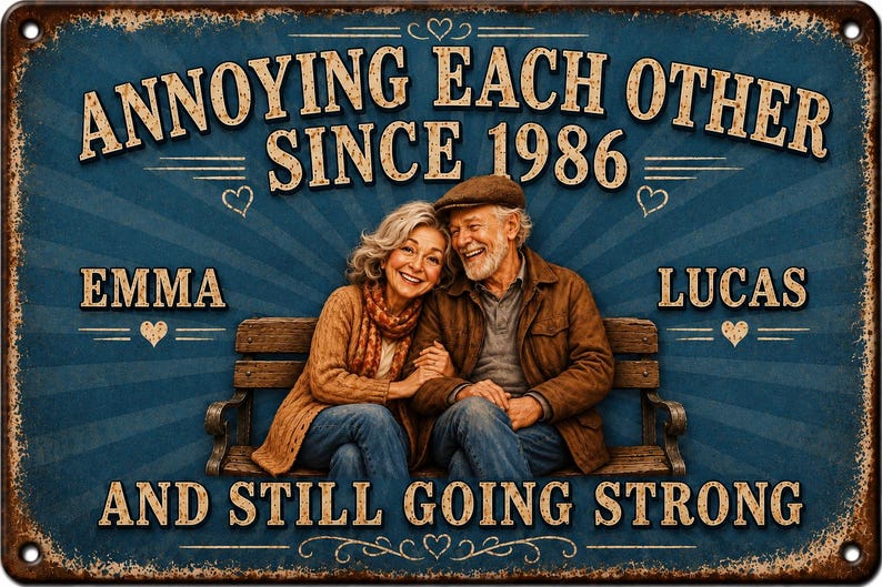 K&ouml;nnte beinhalten: Ein rechteckiges Metallschild mit blauem Strahlenhintergrund und einer Illustration eines &auml;lteren Paares auf einer Bank. Der Text lautet: ANNOYING EACH OTHER SINCE 1986, EMMA, LUCAS, AND STILL GOING STRONG, verziert mit kleinen Herzsymbolen.