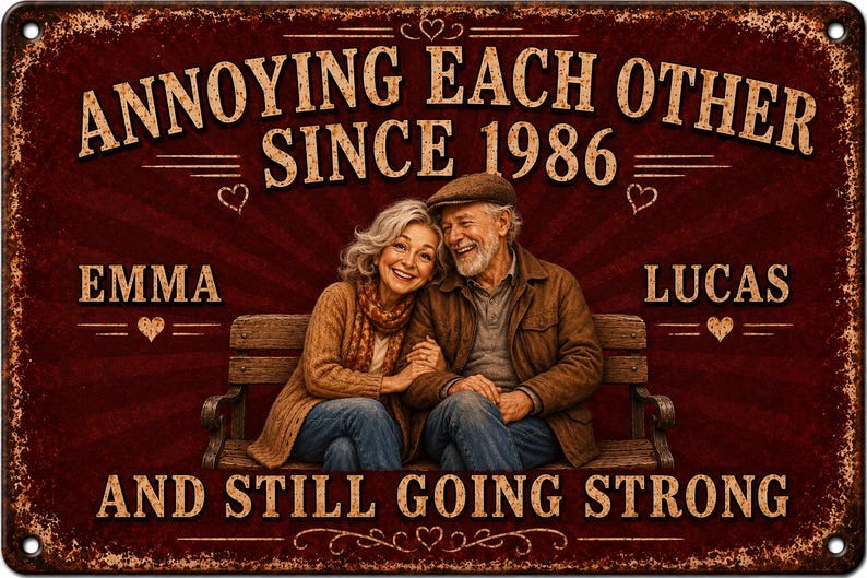 K&ouml;nnte beinhalten: Ein rechteckiges Metallschild mit verwittertem dunkelrotem Hintergrund und einer Illustration eines &auml;lteren Paares auf einer Bank. Der Text lautet: ANNOYING EACH OTHER SINCE 1986, EMMA, LUCAS, AND STILL GOING STRONG, verziert mit kleinen Herzsymbolen.