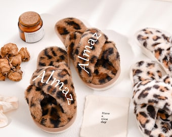 Gepersonaliseerde pluizige pantoffels voor dames, aangepaste naam bruidsmeisjescadeaus, gezellige fuzzy spa-huisschoenen voor bruiloft en verjaardag