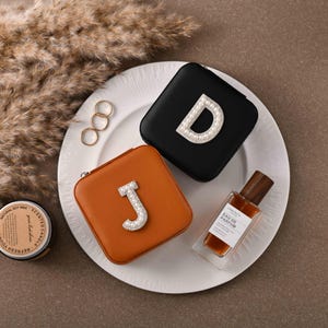 Gepersonaliseerde reisdoos parelsieraden - aangepaste sieradenopslag met monogram - aanpasbaar mooi aandenken cadeau bruidsmeisje