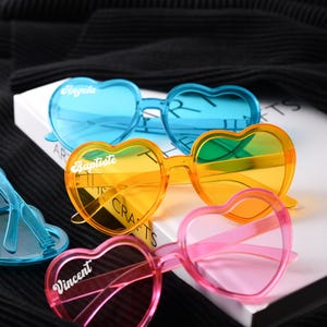 Custom bridesmaids sunglasses, exquisite heart-shaped bridal party gifts, heart-shaped sunglasses, the perfect bridesmaid gift