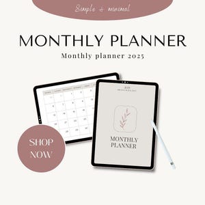 Op de afbeelding: Een digitale maandelijkse planner voor 2025 met een eenvoudig en minimalistisch ontwerp. De planner heeft een kalenderrooster en een bloemige illustratie. De tekst "MONTHLY PLANNER" wordt op het scherm weergegeven. Een stylus is te zien naast de tablet.