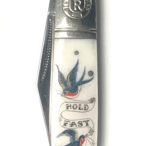 Personlig Scrimshaw Barlow-kniv med klassisk "Hold Fast"-design