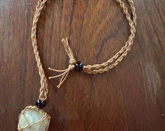 Collar de macramé con piedra pulida y cristal