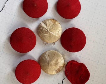 Botones de tela rojos, rojos: 5 más 2 sin terminar