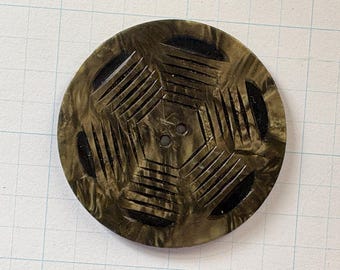 Botón con diseño tallado de principios del siglo XX