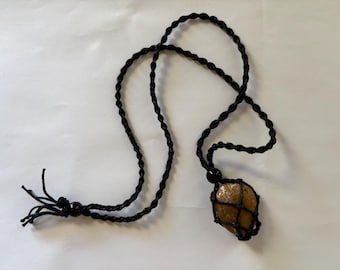 Collar de macramé con piedra pulida y cristal