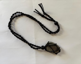 Collar de macramé con piedra pulida y cristal