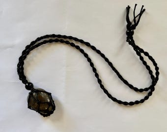 Collar de macramé con piedra pulida y cristal