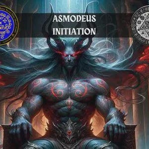 Può includere: Opera d'arte digitale raffigurante una figura muscolosa e cornuta con occhi rossi e intricati segni sul corpo. La figura è seduta su un trono, con il testo "ASMODEUS INITIATION" visualizzato sopra. Emblemi circolari affiancano l'immagine centrale.