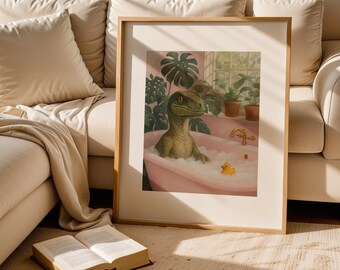 Puede incluir: Una impresión artística enmarcada representa un dinosaurio verde relajándose en una bañera rosa llena de burbujas. Un patito de goma amarillo flota cerca. El fondo presenta plantas y una ventana, creando una escena caprichosa.