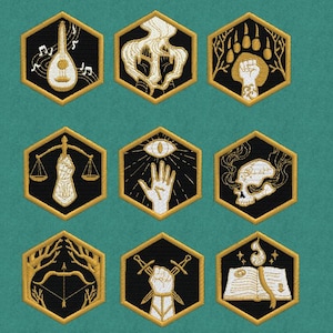 Puede incluir: Una taza de cerámica blanca con asa negra y el texto "But First, Coffee" en negro, con una fuente de estilo manuscrito. La taza está sobre una superficie blanca.