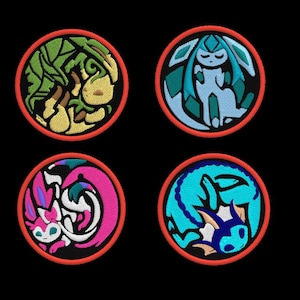 Peut inclure: Quatre écussons brodés avec des motifs circulaires et des bordures orange. Chaque écusson présente un personnage différent dans des tons de vert, de bleu, de rose et de blanc. Les écussons sont posés sur un fond noir.