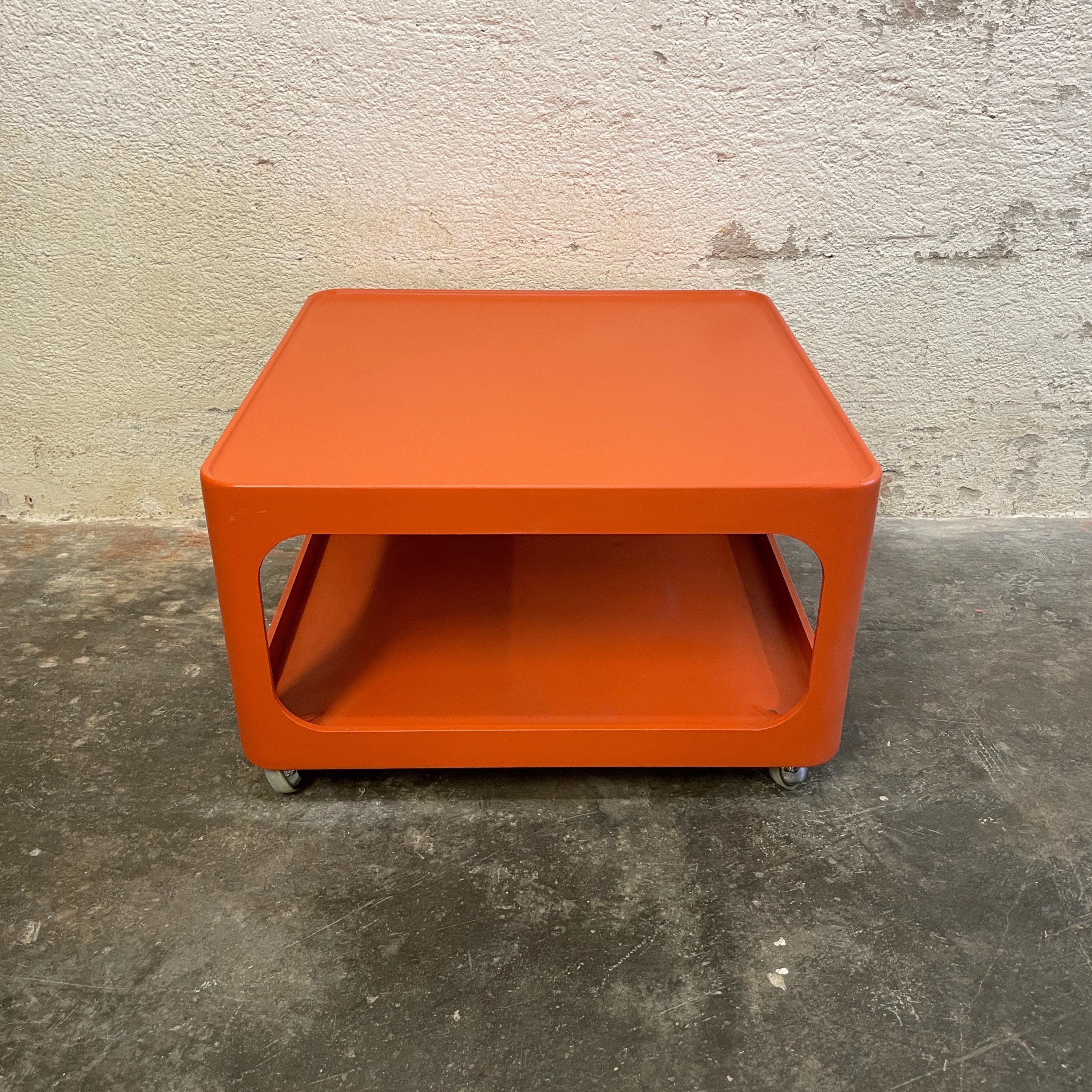 Vintage Orange Couchtisch – 70x70 cm, Space Age Design der 70er Jahre, auf Rollen