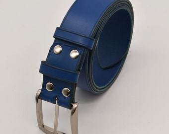 Cinturón ancho azul de 40 mm en piel de curtición vegetal. Producto artesanal fabricado en Francia.