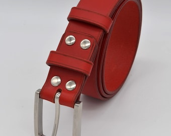 Ceinture Rouge en cuir à tannage végétal, production artisanal française.