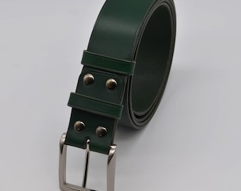 Cinturón verde en piel de curtición vegetal. Producto artesanal fabricado en Francia. Cinturón de 40mm de ancho con hebilla de acero inoxidable.