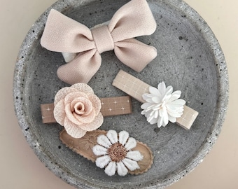 beiges Haarspangen Set mit Schleifen und weißen Blumen / Stoff überzogene, soft Haarspangen für Kinder und Baby /  Geburtstag Taufe Mädchen