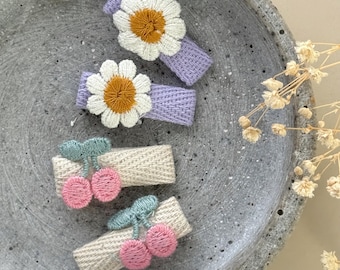 Haarspangen Set mit Kirschen und Blumen / kleine rosa Haarclips für Kinder und Babys / weiche Haarspangen mit Blumen / Geschenk