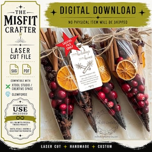 Può includere: Un file di taglio laser in download digitale per un kit di pot-pourri. L'immagine mostra tre sacchetti conici trasparenti riempiti con bastoncini di cannella, fette di arancia essiccata, mirtilli rossi e anice stellato, legati con spago.
