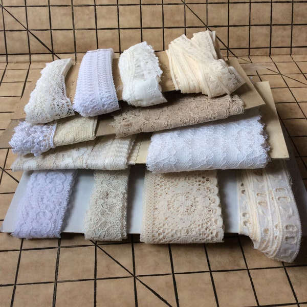 Beaucoup de dentelle, dentelle de poupée, fabrication de poupée, blancs dentelle et crèmes, assortiment de 14 différentes dentelles plus 41 yards, dentelle broderie anglaise, occasion, des restes