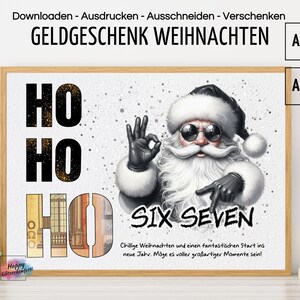 Pode incluir: Uma impressão emoldurada com uma ilustração do Papai Noel usando óculos de sol e luvas pretas, com as palavras "HO HO HO" e "SIX SEVEN". A impressão tem texto em alemão e é um presente de Natal.