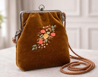 Bolso clásico de terciopelo con flor bordada a mano. Bolso de hombro cómodo de inspiración vintage. Regalo de aniversario de bodas.