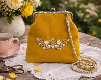 Bolso de terciopelo de lujo con cintas de seda bordadas a mano. Bolso de noche amarillo. Bolso llamativo con estampado floral. Regalo artesanal para esposa.