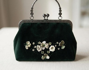 Donkergroen fluwelen avondtasje met geborduurde zijden lint, luxe handgemaakte framekoppeling, elegante bosgroene portemonnee, cadeau voor haar, 8 x 12"