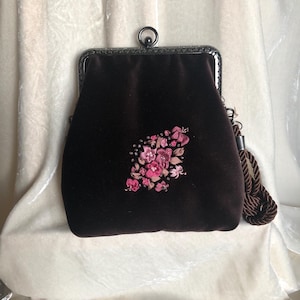 Sac brodé en velours avec fleurs en ruban de soie Sac à main à bandoulière fait main chocolat noir Couleurs personnalisées Cadeau unique pour elle