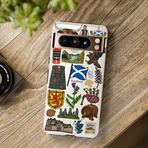 Może przedstawiać: Białe etui na telefon z kolorowym kolażem szkockich ikon. Ikony obejmują kilt, dudę, oset, zamek, butelkę whisky, krowę z wyżyn, flagę Szkocji i pocztówkę z napisem "Greetings from Scotland".