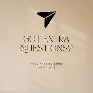Pu&ograve; includere: Sfondo beige con un'icona a forma di freccia nera in alto. Il testo "GOT EXTRA QUESTIONS?" &egrave; in un carattere decorativo. Sotto, il testo recita "FEEL FREE TO SEND US A DM! :)".