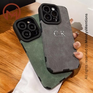 Custodia personalizzata in pelle scamosciata per iPhone 16, 15, 14, 13 Pro Max – Custodia in pelle personalizzata con incisione delle iniziali – Regalo monogramma per lei