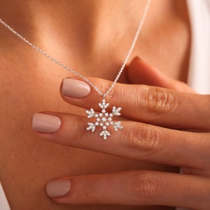 9ct Gold Cubic Zirconia Snowflake Pendant in Clear 9ct Gold Cubic Zirconia Snowflake Pendant in Clear