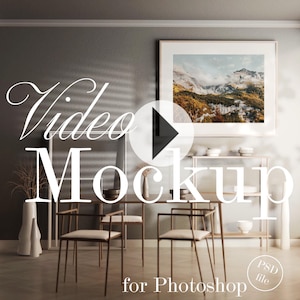 Könnte beinhalten: Ein Video-Mockup für Photoshop mit einem Play-Button, der über ein gerahmtes Landschaftsfoto von Bergen und Bäumen gelegt wird. Das Mockup ist in einem modernen Wohnzimmer mit einem Holztisch und Stühlen platziert.