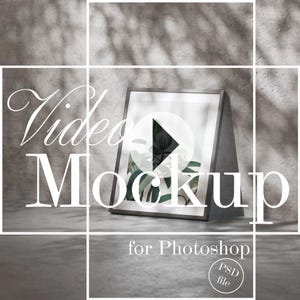 Könnte beinhalten: Ein schwarzer Video-Mockup-Rahmen mit einem Play-Button in der Mitte, der auf einer grauen Oberfläche mit einem Schatten steht. Der Text "Video Mockup for Photoshop" befindet sich unter dem Rahmen.